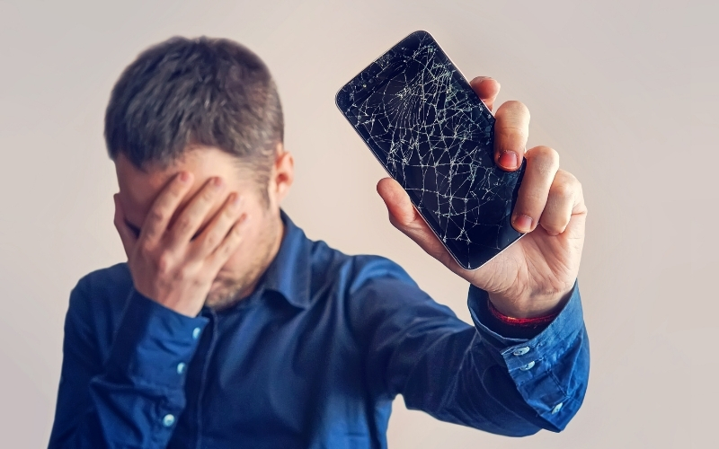 Màn hình điện thoại là phần rất dễ hư tổn và cần được bảo vệ cẩn thận